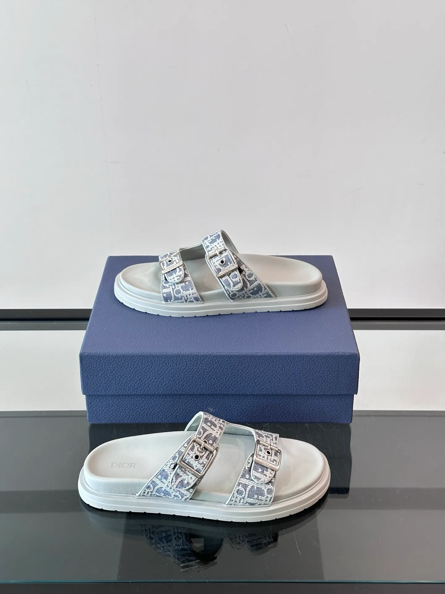 Factory price: 300💰Dior Aqua men's sandals and slippers. Showcasing Dior haute couture design. The Dior gray suede strap is accented with an aluminum Dior buckle for added style. Paired with a comfortable tonal notch sole, they pair easily with shorts or jeans for a sophisticated look. Main body: suede cow leather, technical fabric lining: cow leather, with adjustable straps, aluminum Dior buckle, Dior gray EVA insole, tonal notch rubber outsole splicing structure👌👌 size: 38-44 (45.46 customized)
